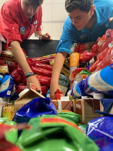 Actividad del Grupo Scout Saltés · alimentos